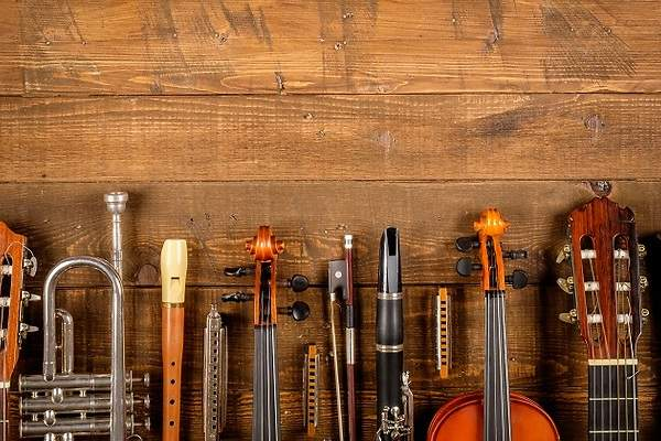 ¿Cómo se toca la melodía en un instrumento musical?