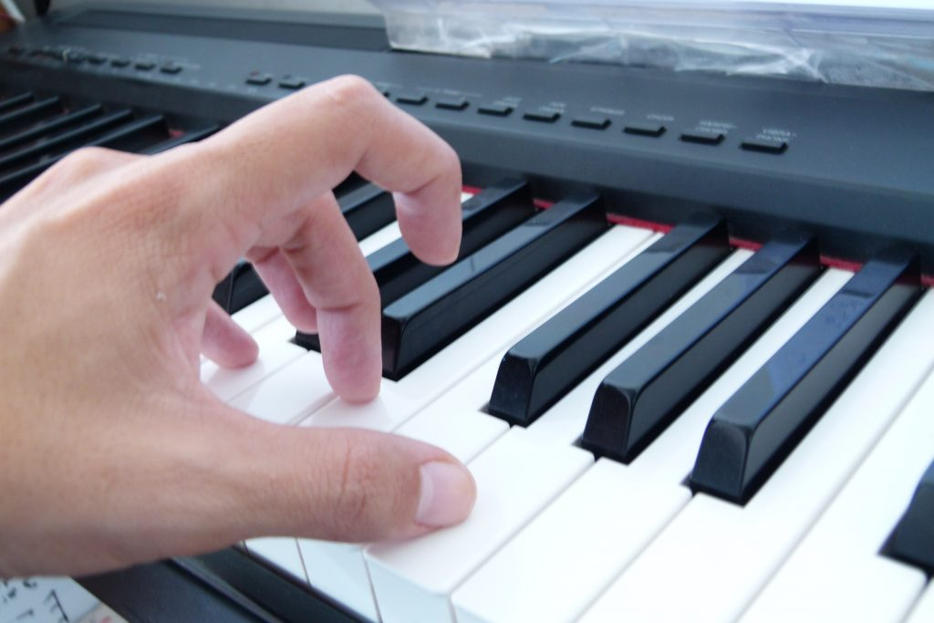 ¿Cómo se tocan los acordes en un instrumento musical?