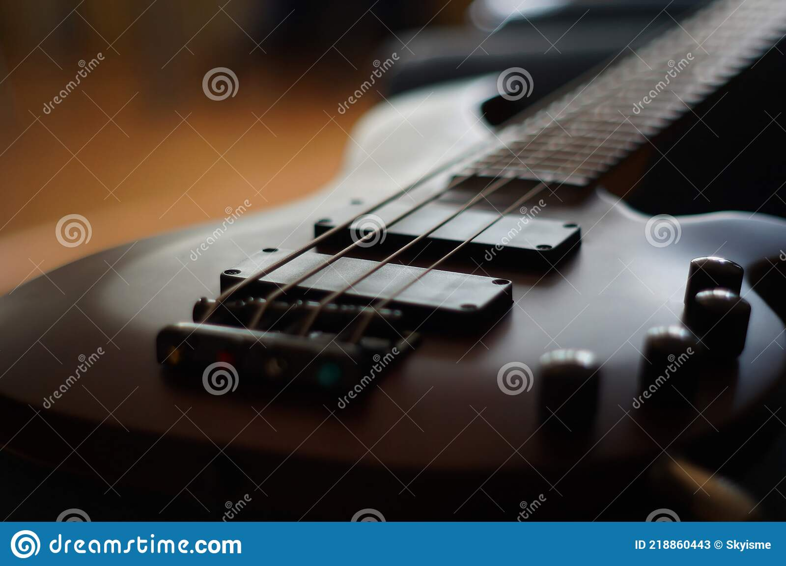 ¿Cómo se usa el puente en un instrumento musical?